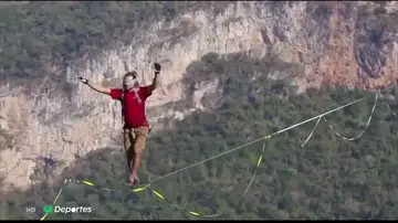 Alexander Schultz cruza el Cañón del Sumidero sobre su cuerda de slackline y con los ojos vendados Alexander Schultz cruza el Cañón del Sumidero sobre su cuerda de slackline y con los ojos vendados