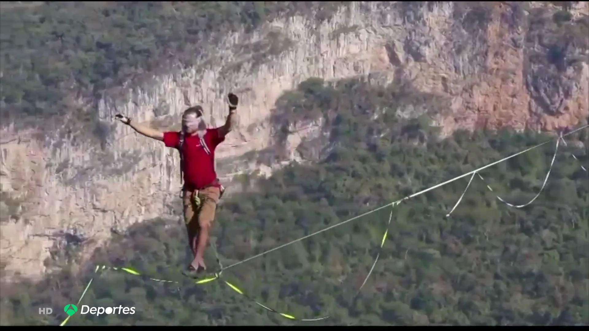 Alexander Schultz cruza el Ca&ntilde;&oacute;n del Sumidero sobre su cuerda de slackline y con los ojos vendados