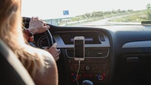 Una persona conduciendo un coche