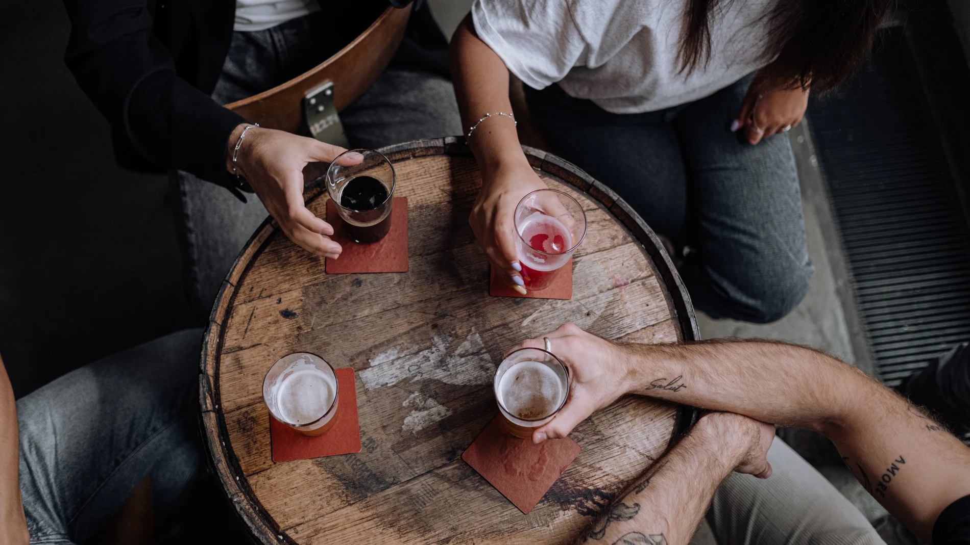 Gente bebiendo Gente bebiendo