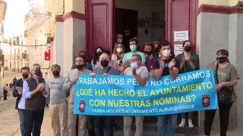 Desesperación entre los trabajadores del Ayuntamiento de Alburquerque, que encaran una Navidad negra tras un año sin cobrar Desesperación entre los trabajadores del Ayuntamiento de Alburquerque, que encaran una Navidad negra tras un año sin cobrar