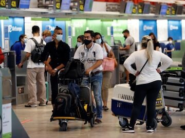 Pasajeros en el aeropuerto de Madrid Adolfo Suárez Barajas