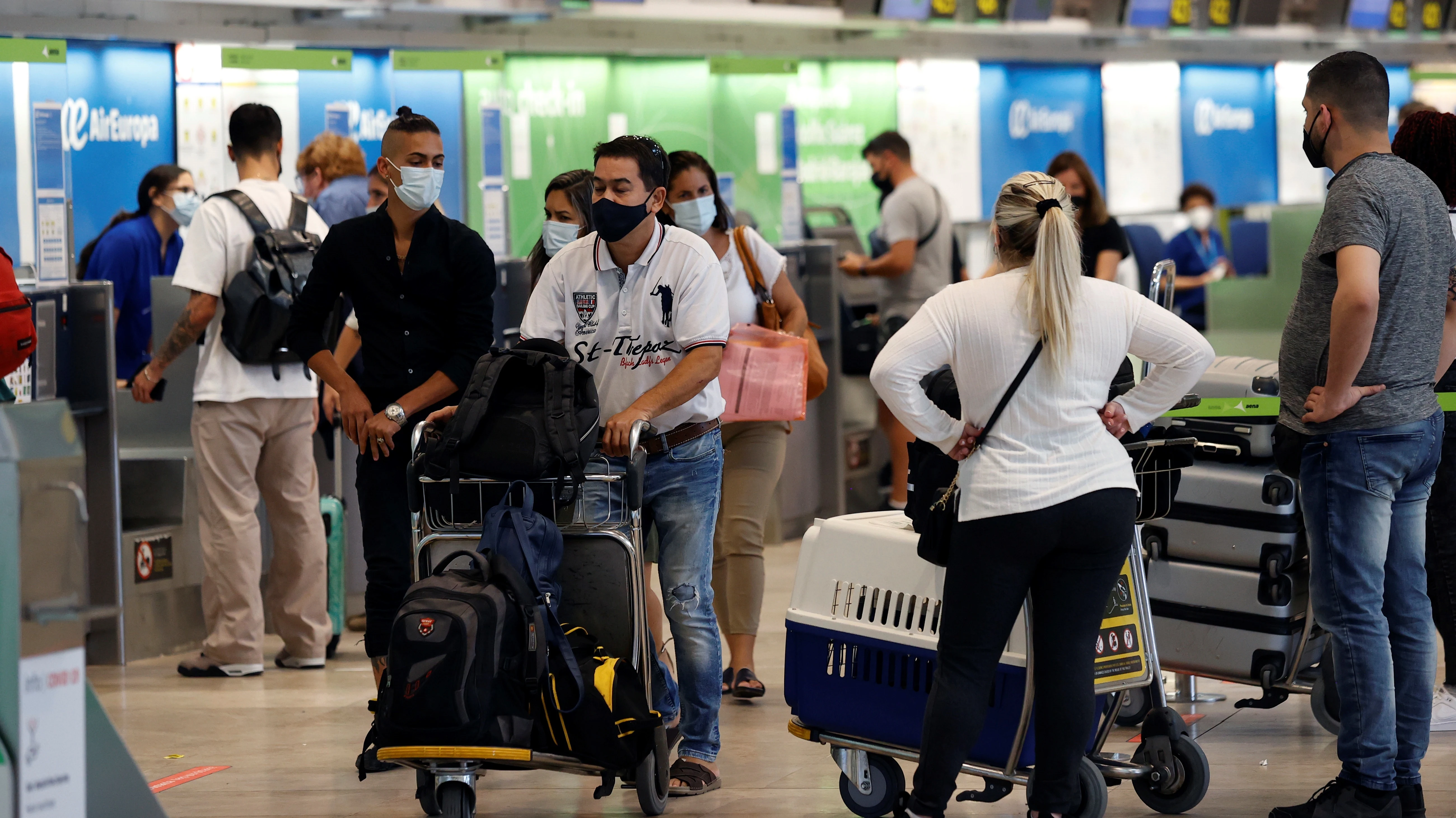 Pasajeros en el aeropuerto de Madrid Adolfo Su&aacute;rez Barajas