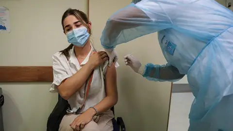 Una mujer recibe la vacuna contra el coronavirus Una mujer recibe la vacuna contra el coronavirus