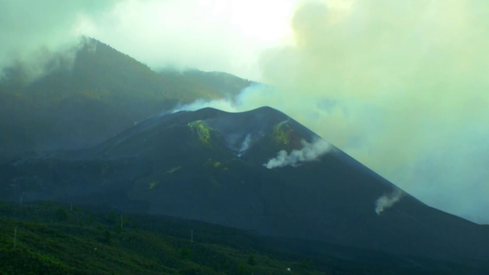 Varios drones detectan una nueva boca en el volcán de La Palma