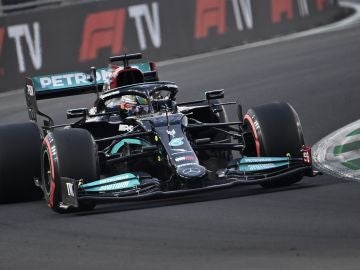 Hamilton se lleva la pole en el GP de Arabia Saudí y Verstappen saldrá 3º, Alonso 13º y Sainz 15º