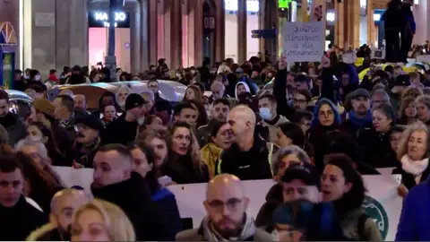 Más de 1.000 personas se manifiestan contra el pasaporte covid en Barcelona Más de 1.000 personas se manifiestan contra el pasaporte covid en Barcelona