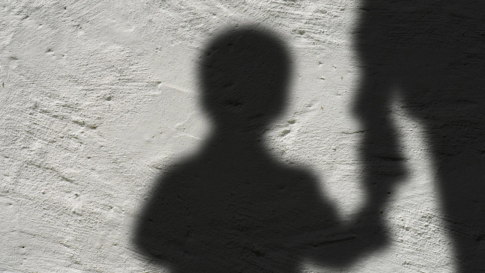 Condenan a cadena perpetua a una mujer que torturó y asesinó a su hijastro de 6 años