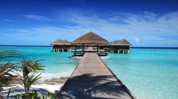 Un cabaña sobre el agua cristalina en Maldivas