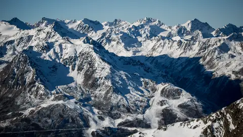 Una imagen de archivo de una cadena montañosa nevada Una imagen de archivo de una cadena montañosa nevada
