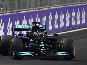 Hamilton gana en Arabia y pone patas arriba el mundial con un Verstappen que puso en jaque a la FIA