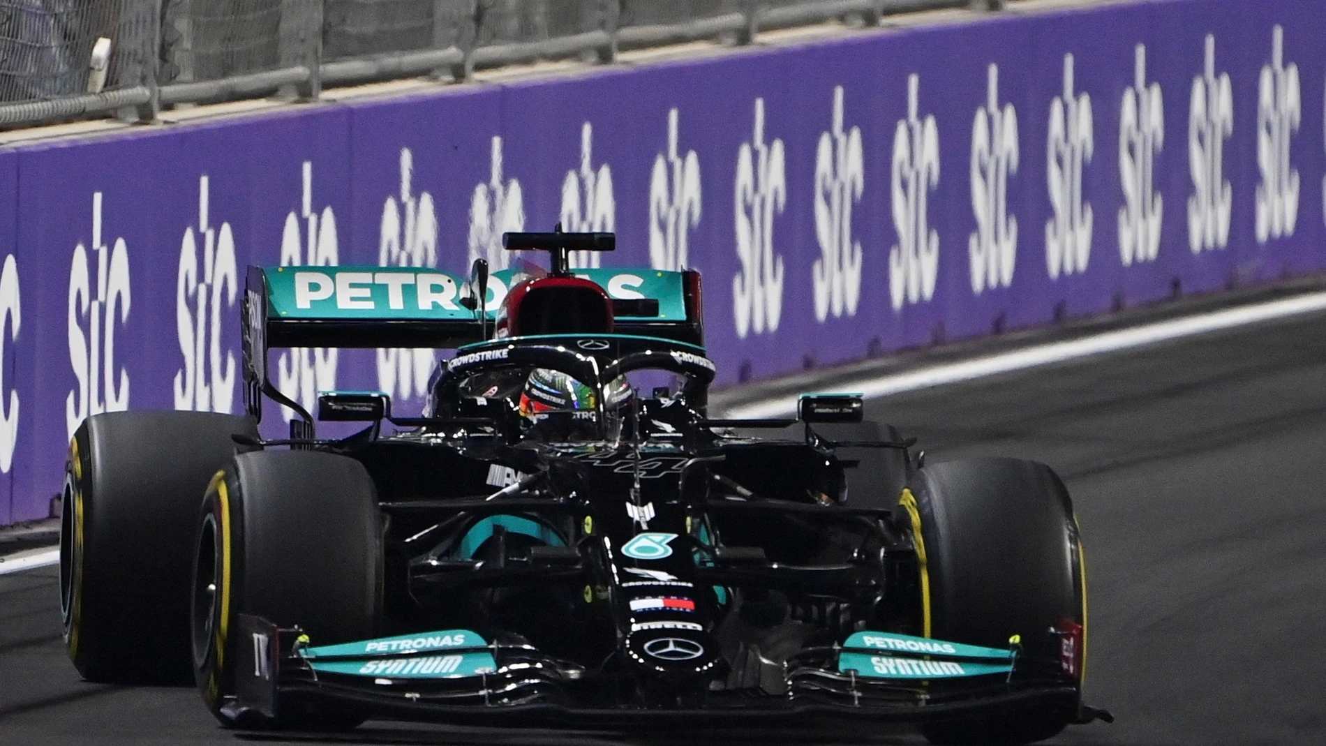 Hamilton gana en Arabia y pone patas arriba el mundial con un Verstappen que puso en jaque a la FIA