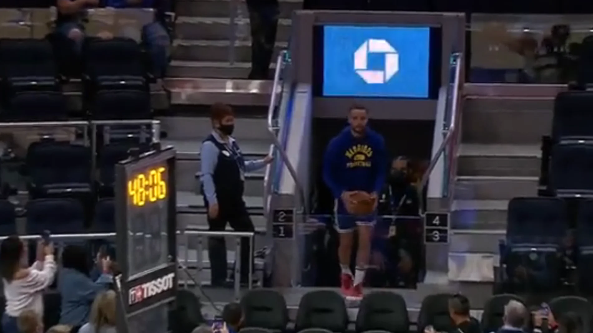 Lo de Curry es un escándalo, anota un triple limpio desde la grada ante la incredulidad de la gente Lo de Curry es un escándalo, anota un triple limpio desde la grada ante la incredulidad de la gente