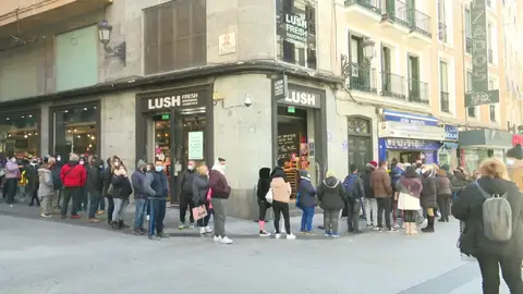 Largas colas en Doña Manolita para conseguir décimos de lotería a dos semanas del sorteo de Navidad Largas colas en Doña Manolita para conseguir décimos de lotería a dos semanas del sorteo de Navidad