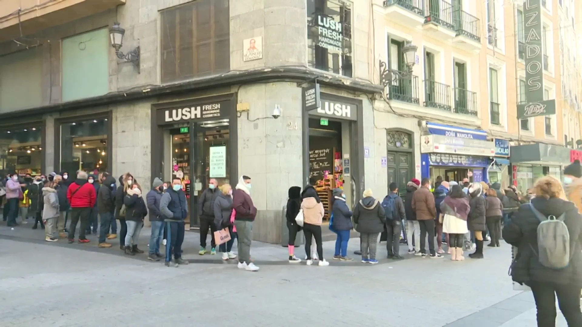 Largas colas en Doña Manolita para conseguir décimos de lotería a dos semanas del sorteo de Navidad Largas colas en Doña Manolita para conseguir décimos de lotería a dos semanas del sorteo de Navidad