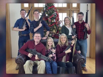 La polémica foto de Navidad de un congresista estadounidense y su familia armados felicitando la Navidad
