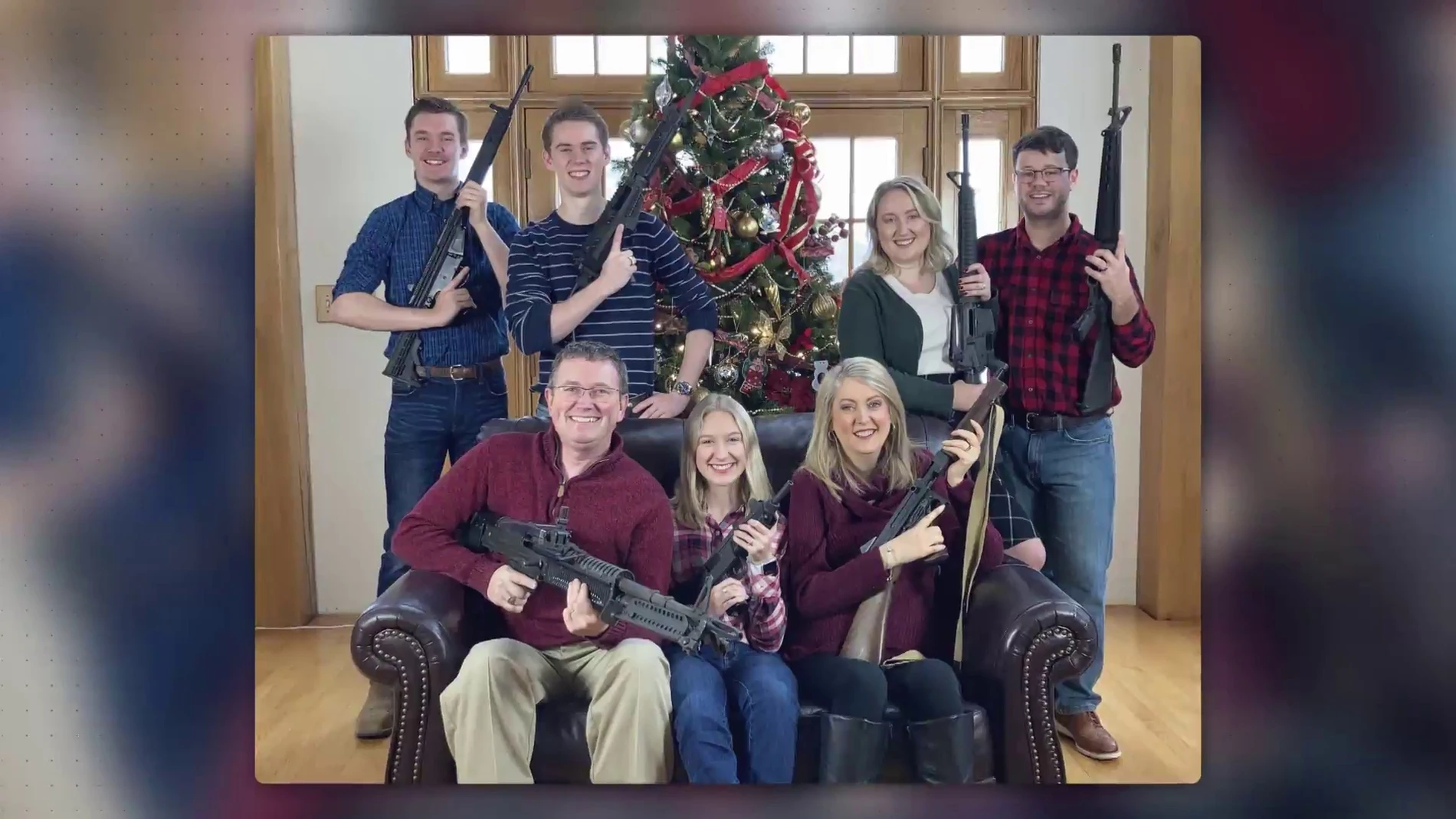 La polémica foto de Navidad de un congresista estadounidense y su familia armados felicitando la Navidad