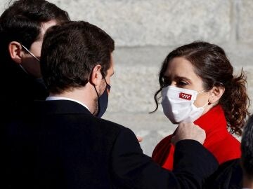 El líder del PP, Pablo Casado y la presidenta de la Comunidad de Madrid, Isabel Díaz Ayuso a su llegada al acto institucional celebrado con motivo de 43 aniversario de la Constitución, este lunes en el exterior del Congreso, debido a la pandemia de coronavirus.