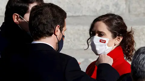 El líder del PP, Pablo Casado y la presidenta de la Comunidad de Madrid, Isabel Díaz Ayuso a su llegada al acto institucional celebrado con motivo de 43 aniversario de la Constitución, este lunes en el exterior del Congreso, debido a la pandemia de coronavirus. El líder del PP, Pablo Casado y la presidenta de la Comunidad de Madrid, Isabel Díaz Ayuso a su llegada al acto institucional celebrado con motivo de 43 aniversario de la Constitución, este lunes en el exterior del Congreso, debido a la pandemia de coronavirus.