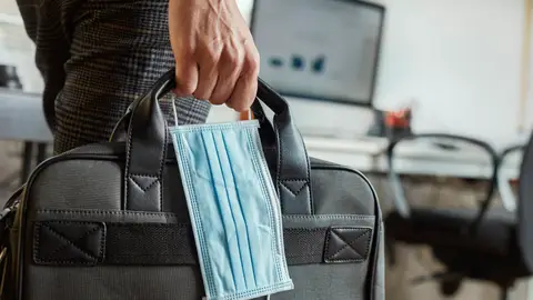 Un hombre con mascarilla en la mano Un hombre con mascarilla en la mano
