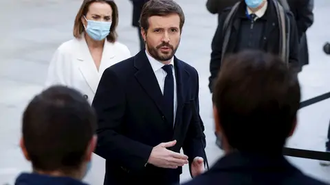 El líder del PP, Pablo Casado atiende a la prensa a su llegada al acto institucional celebrado con motivo de 43 aniversario de la Constitución, este lunes en el exterior del Congreso, debido a la pandemia de coronavirus El líder del PP, Pablo Casado atiende a la prensa a su llegada al acto institucional celebrado con motivo de 43 aniversario de la Constitución, este lunes en el exterior del Congreso, debido a la pandemia de coronavirus