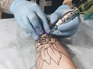 Una mujer se enfada y arrepiente después de aceptar que le tatúen gratis el brazo Una mujer se enfada y arrepiente después de aceptar que le tatúen gratis el brazo