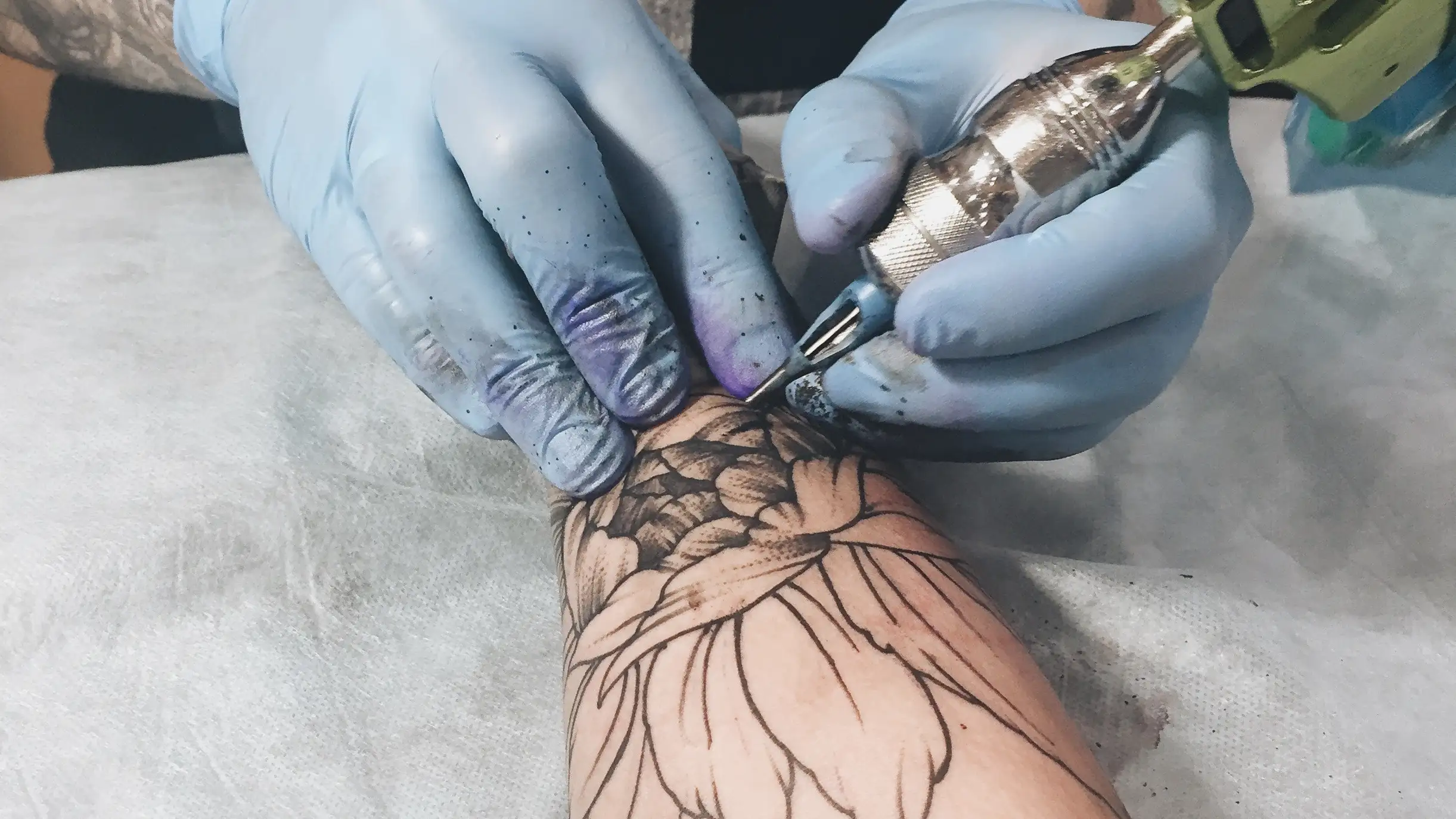 Una mujer se enfada y arrepiente después de aceptar que le tatúen gratis el brazo Una mujer se enfada y arrepiente después de aceptar que le tatúen gratis el brazo