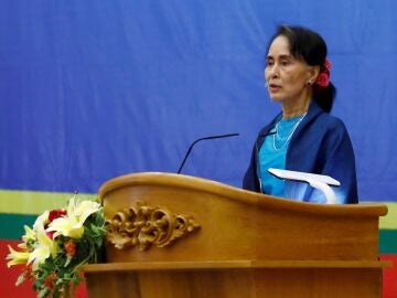 Imagen de archivo de Aung San Suu Kyi mientras pronuncia un discurso en el Parlamento, en Birmania