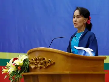 Imagen de archivo de Aung San Suu Kyi mientras pronuncia un discurso en el Parlamento, en Birmania Imagen de archivo de Aung San Suu Kyi mientras pronuncia un discurso en el Parlamento, en Birmania