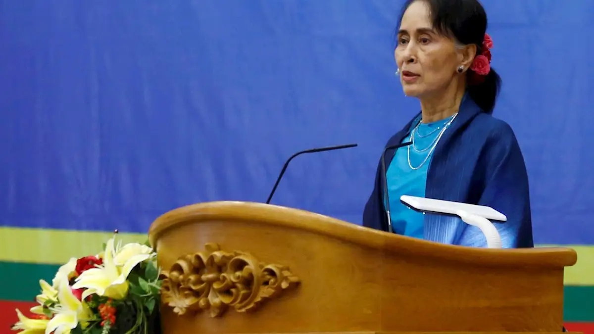Imagen de archivo de Aung San Suu Kyi mientras pronuncia un discurso en el Parlamento, en Birmania