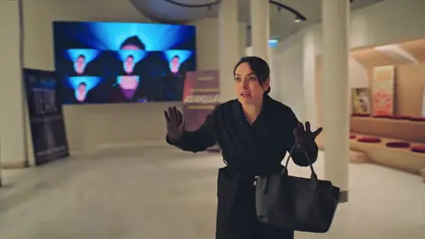 Safiye sufre un ataque de locura al sentirse abandonada por Naci Safiye sufre un ataque de locura al sentirse abandonada por Naci