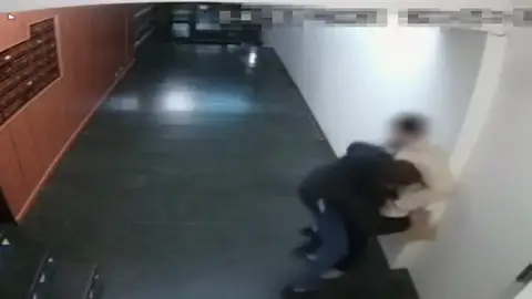 Detienen a un hombre en Barcelona que robaba a señoras mayores Detienen a un hombre en Barcelona que robaba a señoras mayores