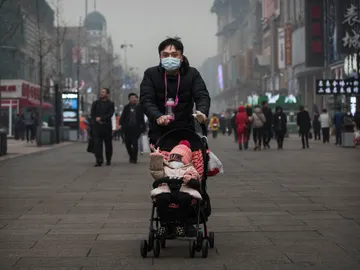 Foto de archivo de un padre chino paseando a su hijo Foto de archivo de un padre chino paseando a su hijo