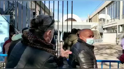 Tensión en las colas para recibir la vacuna en Barcelona: "¿No ha tenido ocasión antes?" Tensión en las colas para recibir la vacuna en Barcelona: "¿No ha tenido ocasión antes?"