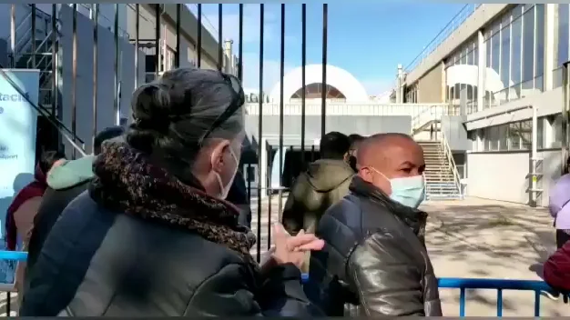 Tensión en las colas para recibir la vacuna en Barcelona: "¿No ha tenido ocasión antes?" Tensión en las colas para recibir la vacuna en Barcelona: "¿No ha tenido ocasión antes?"