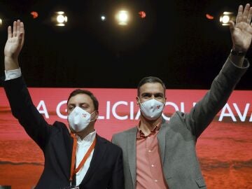 El presidente del Gobierno, Pedro Sánchez (d), y el secretario general del PSdG-PSOE, Valentín González Formoso, saludan al comienzo del acto de clausura del 14 Congreso Nacional del PSdG-PSOE, esta mañana en Santiago de Compostela