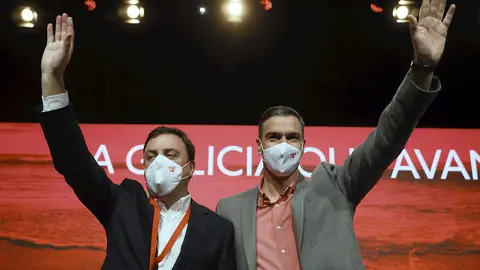 El presidente del Gobierno, Pedro Sánchez (d), y el secretario general del PSdG-PSOE, Valentín González Formoso, saludan al comienzo del acto de clausura del 14 Congreso Nacional del PSdG-PSOE, esta mañana en Santiago de Compostela El presidente del Gobierno, Pedro Sánchez (d), y el secretario general del PSdG-PSOE, Valentín González Formoso, saludan al comienzo del acto de clausura del 14 Congreso Nacional del PSdG-PSOE, esta mañana en Santiago de Compostela