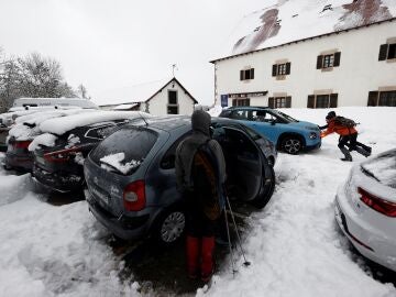 Los 5 imprescindibles que debes llevar en el coche ante un temporal de nieve en la carretera