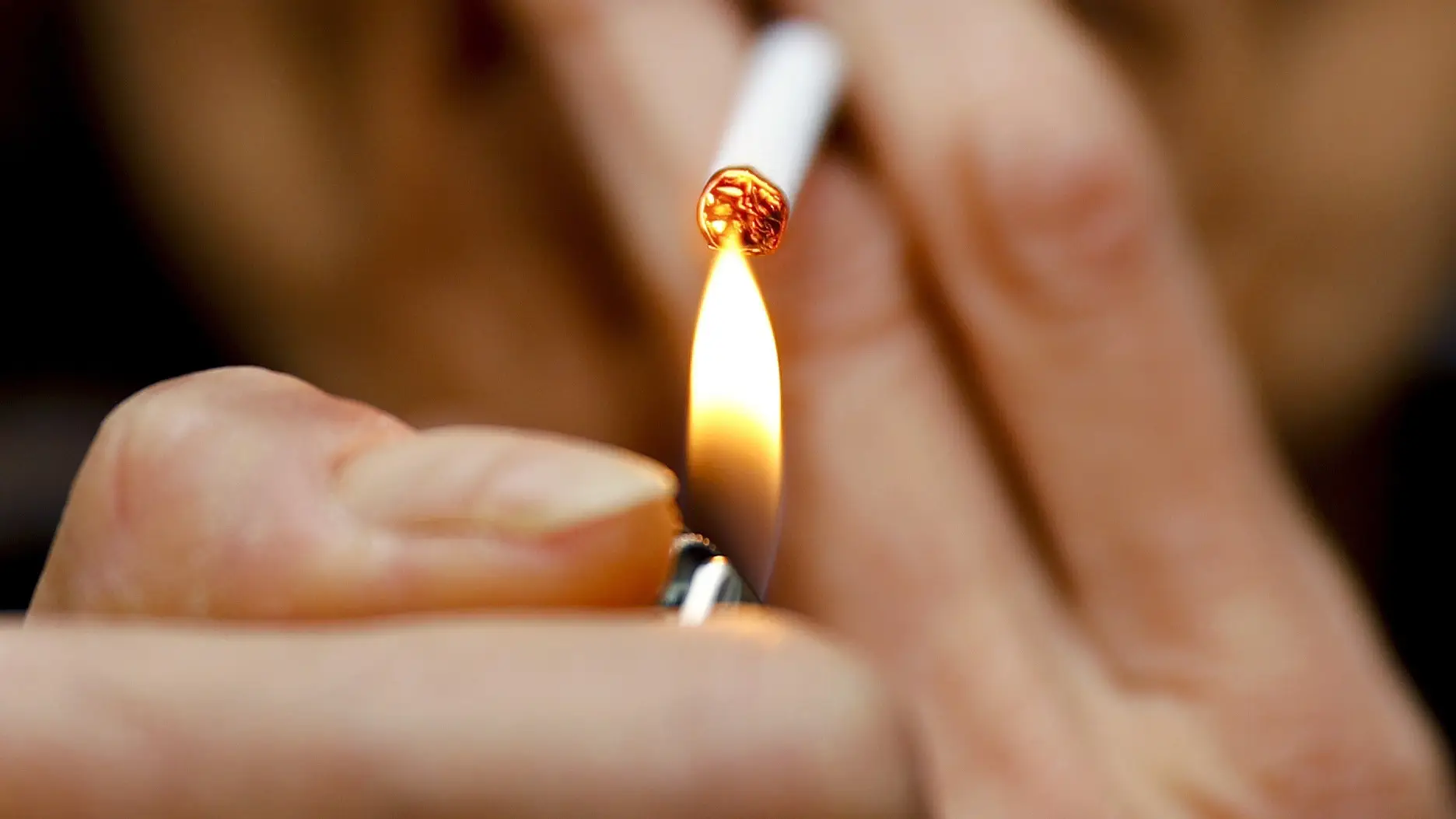 Una persona fumando Una persona fumando