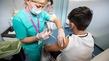 Foto de archivo de un niño recibiendo la vacuna contra el coronavirus Foto de archivo de un niño recibiendo la vacuna contra el coronavirus