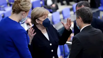 Larga ovación a Angela Merkel en el Parlamento alemán en su despedida como canciller Larga ovación a Angela Merkel en el Parlamento alemán en su despedida como canciller