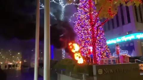 Se produce un incendio en un árbol de Navidad frente a Fox News Se produce un incendio en un árbol de Navidad frente a Fox News