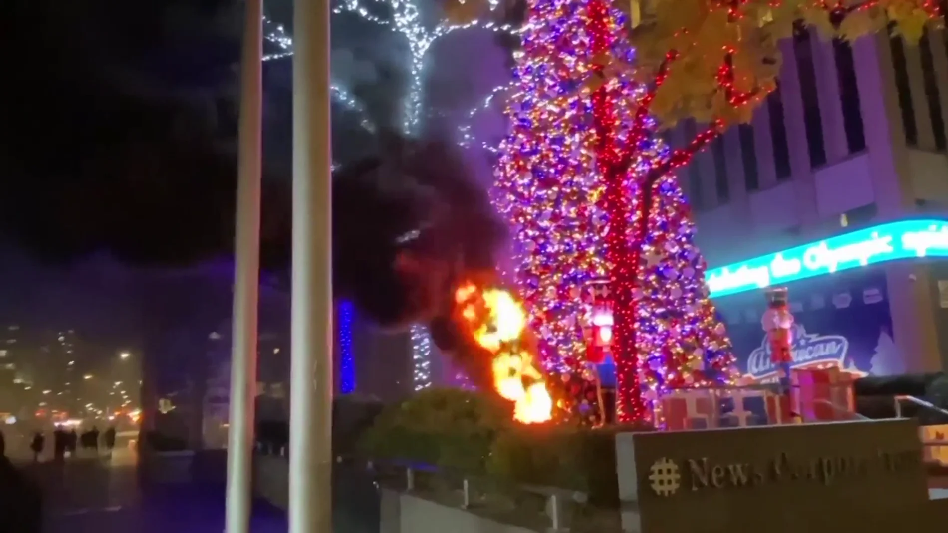 Se produce un incendio en un árbol de Navidad frente a Fox News