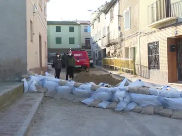 Los soldados de la UME construyen diques en las calles de la población zaragozana de Novillas, primer pueblo de la ribera del Ebro de Aragón afectado la punta de la crecida del río. Los soldados de la UME construyen diques en las calles de la población zaragozana de Novillas, primer pueblo de la ribera del Ebro de Aragón afectado la punta de la crecida del río.