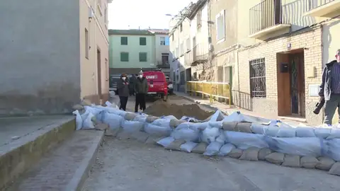 Los soldados de la UME construyen diques en las calles de la población zaragozana de Novillas, primer pueblo de la ribera del Ebro de Aragón afectado la punta de la crecida del río. Los soldados de la UME construyen diques en las calles de la población zaragozana de Novillas, primer pueblo de la ribera del Ebro de Aragón afectado la punta de la crecida del río.