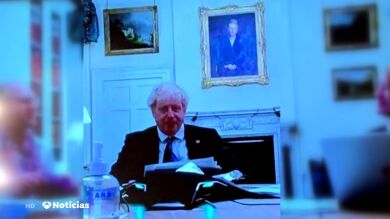 Pillan a Boris Johnson en la fotografía de una fiesta prohibida por las restricciones a la que dijo que no fue