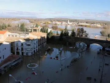 El temporal de lluvias anega el centro de algunas localidades de Navarra y amenaza Zaragoza El temporal de lluvias anega el centro de algunas localidades de Navarra y amenaza Zaragoza