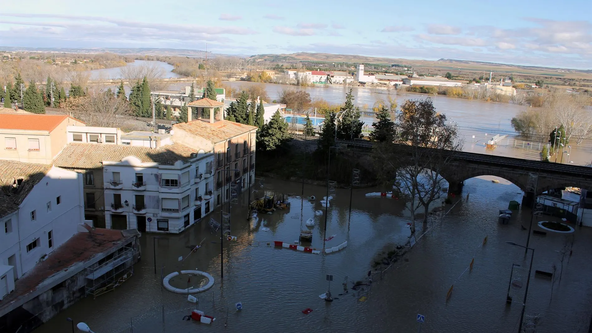 El temporal de lluvias anega el centro de algunas localidades de Navarra y amenaza Zaragoza