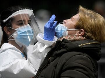 España confirma 38 casos vinculados a la variante ómicron del coronavirus, 19 de ellos no vinculados a viajes