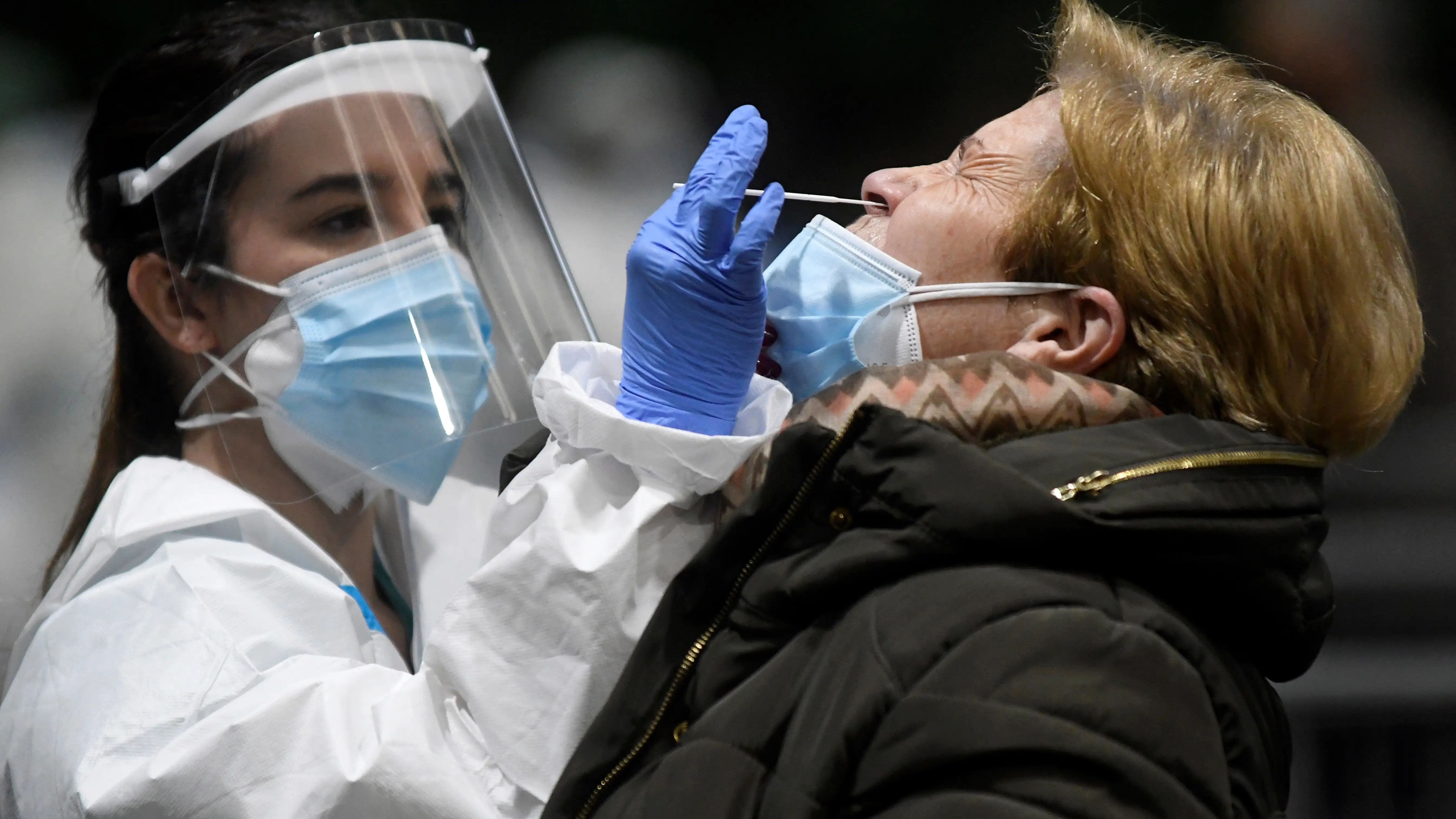 España confirma 38 casos vinculados a la variante ómicron del coronavirus, 19 de ellos no vinculados a viajes España confirma 38 casos vinculados a la variante ómicron del coronavirus, 19 de ellos no vinculados a viajes